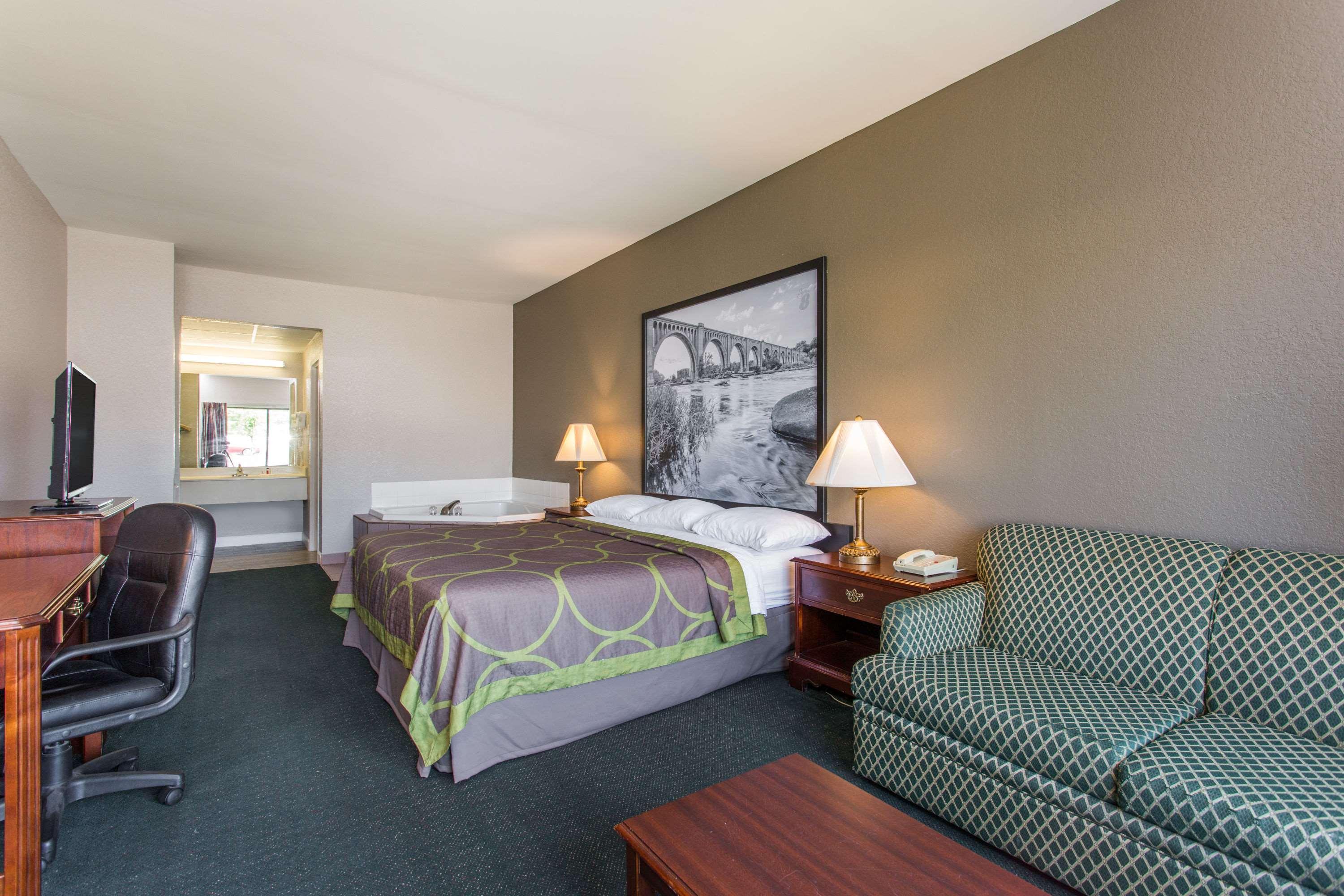 Super 8 By Wyndham Petersburg Motel Buitenkant foto