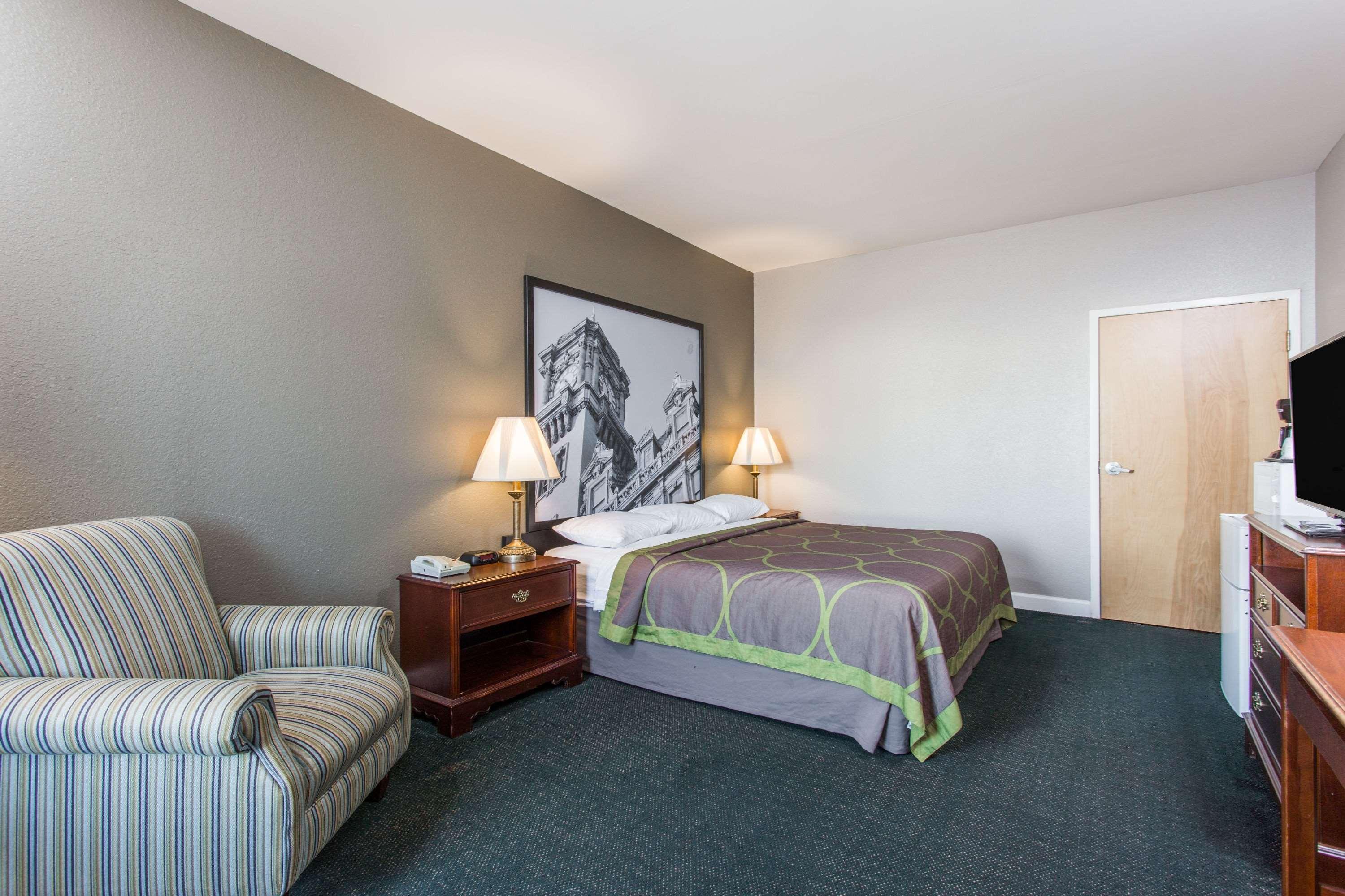 Super 8 By Wyndham Petersburg Motel Buitenkant foto
