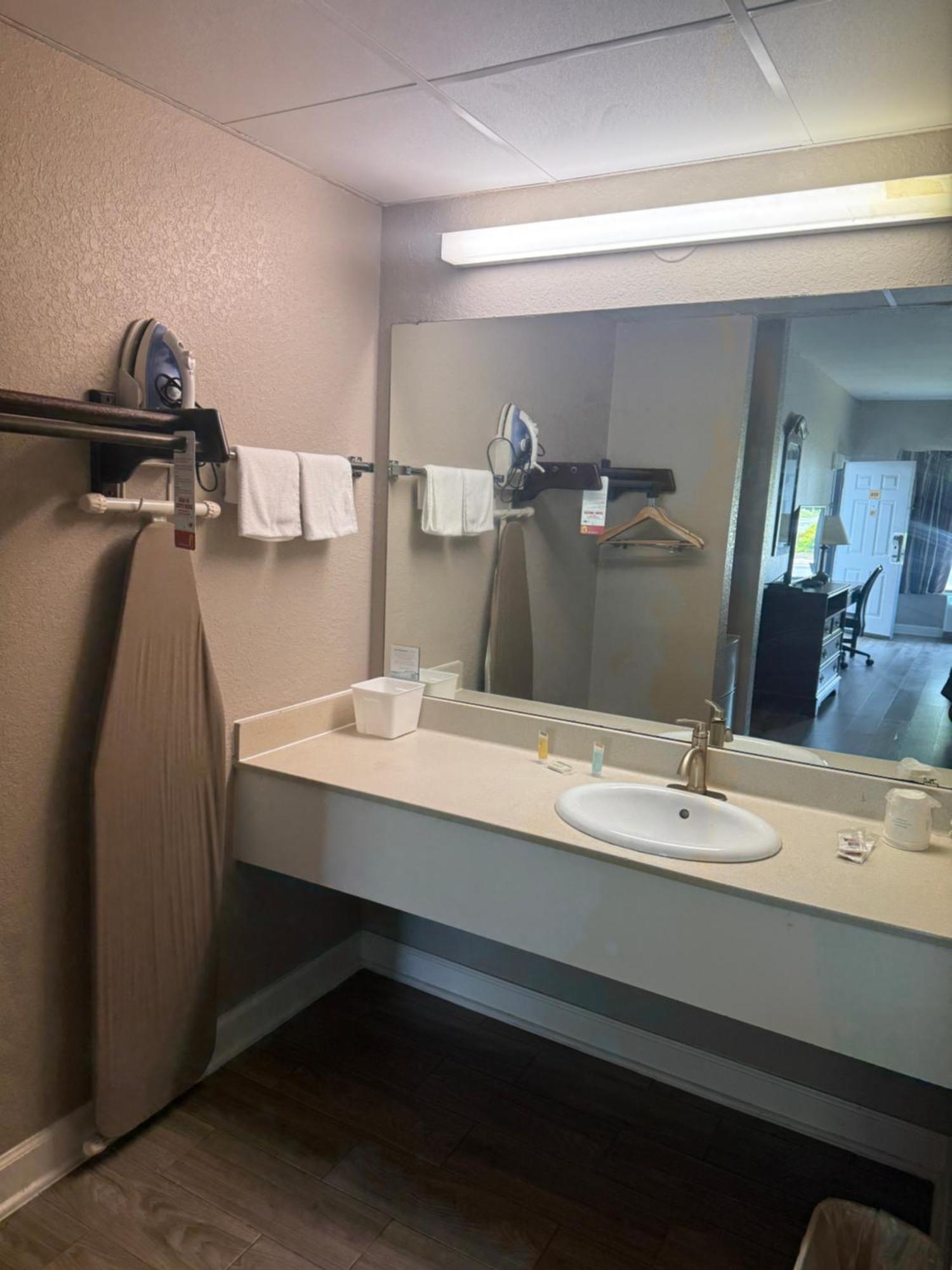 Super 8 By Wyndham Petersburg Motel Buitenkant foto